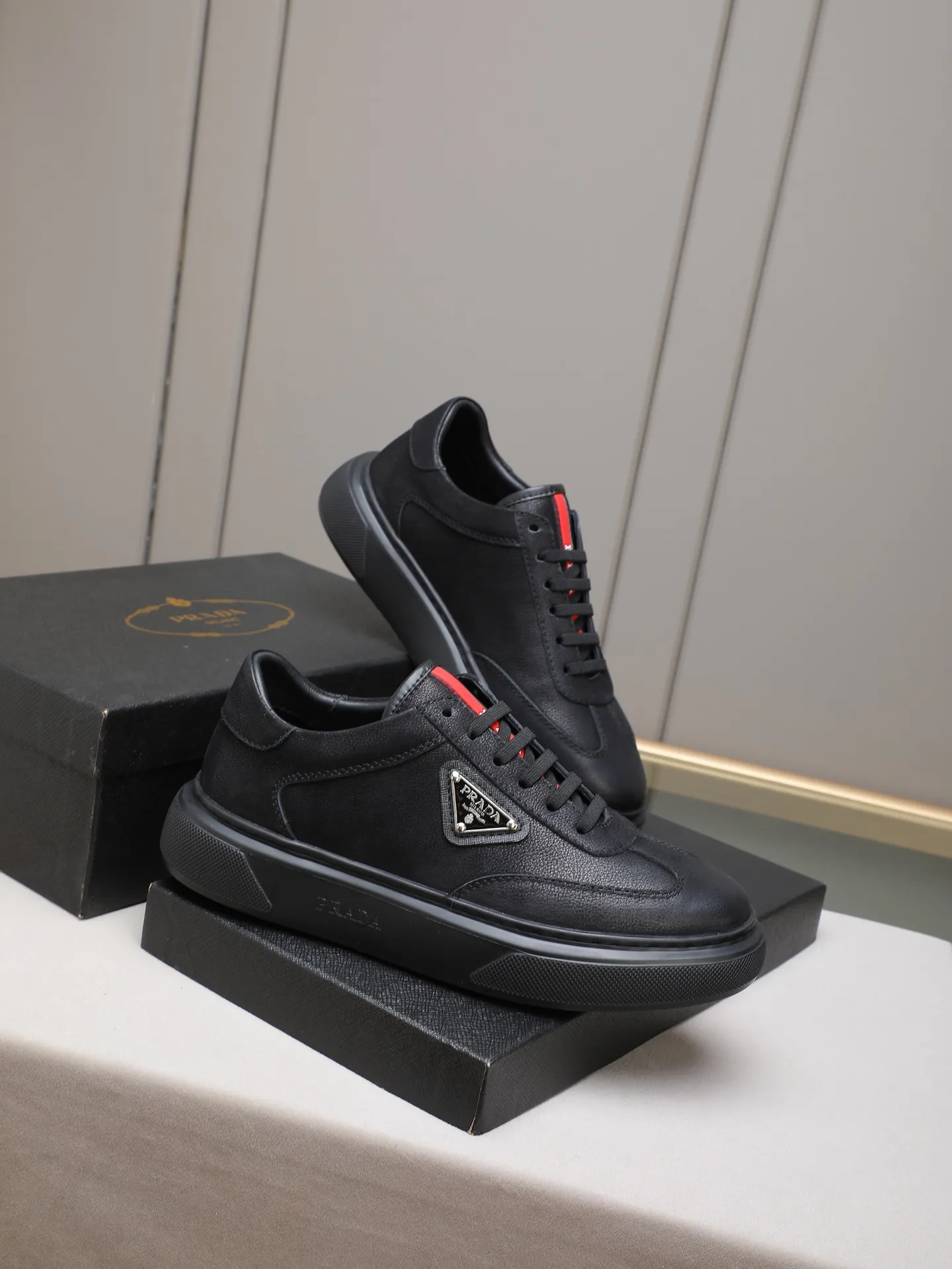 PP460 Prada/Prada men's new casual shoes, this upper is made of imported calfskin + sheep lining! The outside is decorated with the P family's classic metal triangle enamel logo, and the outsole is made of non-slip sports foam ultra-light outsole, which feels good on the feet and is a fashionable and fashionable item!  Size: 38-44 (45 customized)